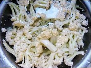 烧烤味干煸菜花怎么做，烧烤味干煸菜花怎么做好吃，烧烤味干煸菜花做法