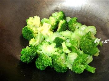 西兰花炒坚果怎么做，西兰花炒坚果怎么做好吃，西兰花炒坚果做法