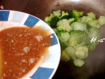 西兰花炒坚果怎么做，西兰花炒坚果怎么做好吃，西兰花炒坚果做法