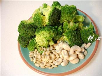西兰花炒坚果怎么做，西兰花炒坚果怎么做好吃，西兰花炒坚果做法
