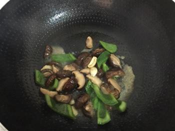 炒香菇怎么做，炒香菇怎么做好吃，炒香菇做法