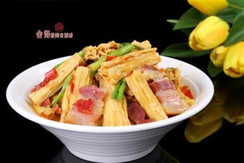 腊肉水煮腐竹怎么做，腊肉水煮腐竹怎么做好吃，腊肉水煮腐竹做法
