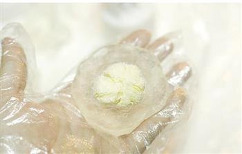 鲜果流心水晶月饼怎么做，鲜果流心水晶月饼怎么做好吃，鲜果流心水晶月饼做法