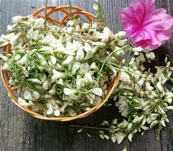 槐花煎饼怎么做，槐花煎饼怎么做好吃，槐花煎饼做法