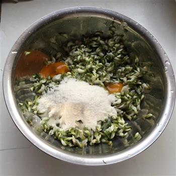 鲜香槐花饼怎么做，鲜香槐花饼怎么做好吃，鲜香槐花饼做法