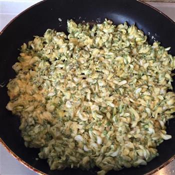 鲜香槐花饼怎么做，鲜香槐花饼怎么做好吃，鲜香槐花饼做法