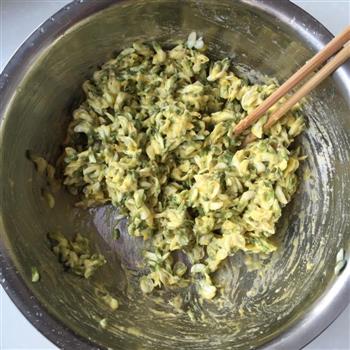 鲜香槐花饼怎么做，鲜香槐花饼怎么做好吃，鲜香槐花饼做法