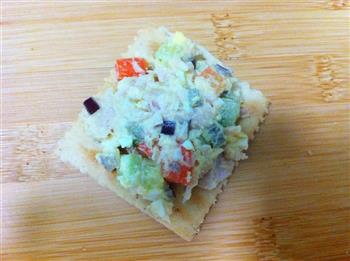 金枪鱼沙拉夹心饼干怎么做，金枪鱼沙拉夹心饼干怎么做好吃，金枪鱼沙拉夹心饼干做法