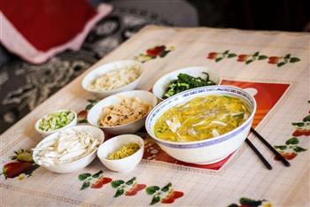 蒙自菊花过桥米线怎么做，蒙自菊花过桥米线怎么做好吃，蒙自菊花过桥米线做法