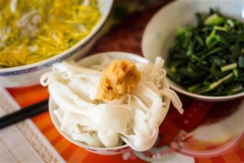 蒙自菊花过桥米线怎么做，蒙自菊花过桥米线怎么做好吃，蒙自菊花过桥米线做法