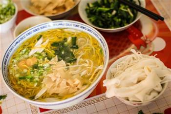 蒙自菊花过桥米线怎么做，蒙自菊花过桥米线怎么做好吃，蒙自菊花过桥米线做法