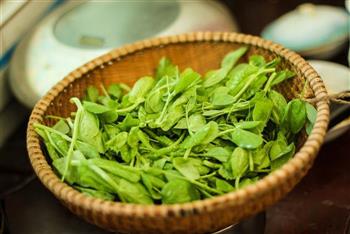 蒙自菊花过桥米线怎么做，蒙自菊花过桥米线怎么做好吃，蒙自菊花过桥米线做法
