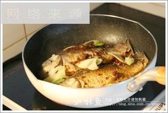 酱焖鲫鱼豆腐怎么做，酱焖鲫鱼豆腐怎么做好吃，酱焖鲫鱼豆腐做法