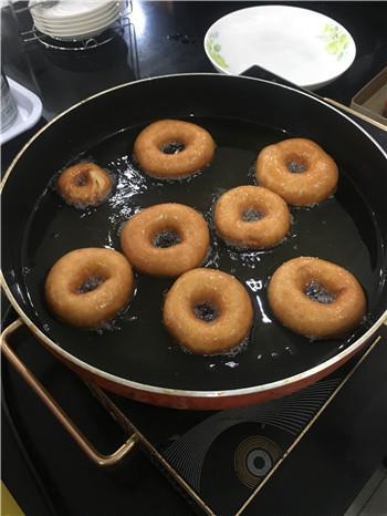 巧克力糖粉甜甜圈怎么做，巧克力糖粉甜甜圈怎么做好吃，巧克力糖粉甜甜圈做法