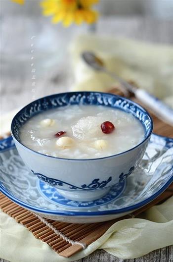 冰糖银耳莲子粥怎么做，冰糖银耳莲子粥怎么做好吃，冰糖银耳莲子粥做法