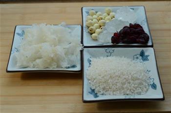 冰糖银耳莲子粥怎么做，冰糖银耳莲子粥怎么做好吃，冰糖银耳莲子粥做法