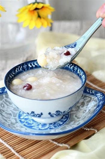 冰糖银耳莲子粥怎么做，冰糖银耳莲子粥怎么做好吃，冰糖银耳莲子粥做法