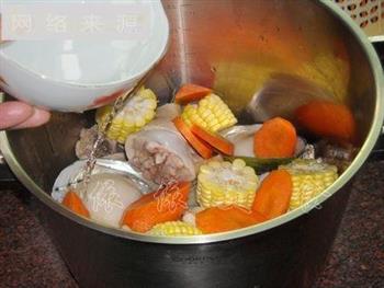 老母鸡鲍鱼玉米汤-亚运美食怎么做，老母鸡鲍鱼玉米汤-亚运美食怎么做好吃，老母鸡鲍鱼玉米汤-亚运美食做法