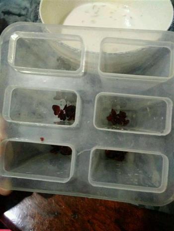 蔓越莓玫瑰牛奶冰棒怎么做，蔓越莓玫瑰牛奶冰棒怎么做好吃，蔓越莓玫瑰牛奶冰棒做法