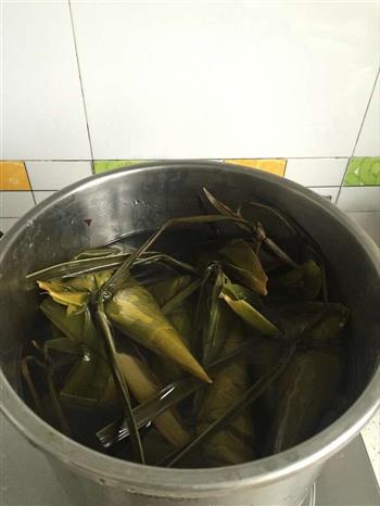 香菇蛋黄肉粽怎么做，香菇蛋黄肉粽怎么做好吃，香菇蛋黄肉粽做法