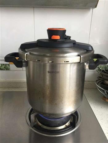 香菇蛋黄肉粽怎么做，香菇蛋黄肉粽怎么做好吃，香菇蛋黄肉粽做法