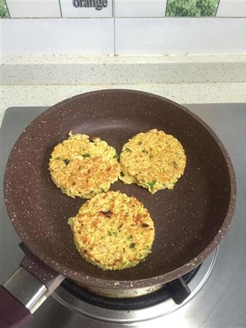 松仁鱼板面饼怎么做，松仁鱼板面饼怎么做好吃，松仁鱼板面饼做法