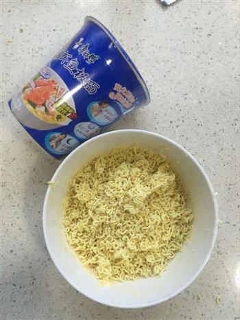 松仁鱼板面饼怎么做，松仁鱼板面饼怎么做好吃，松仁鱼板面饼做法
