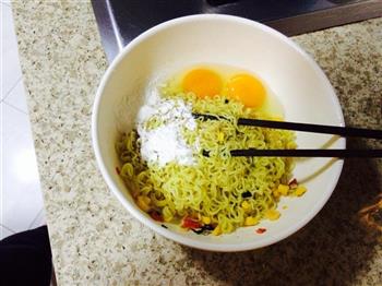 泡面鸡蛋饼怎么做，泡面鸡蛋饼怎么做好吃，泡面鸡蛋饼做法