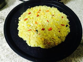 泡面鸡蛋饼怎么做，泡面鸡蛋饼怎么做好吃，泡面鸡蛋饼做法