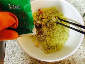 泡面鸡蛋饼怎么做，泡面鸡蛋饼怎么做好吃，泡面鸡蛋饼做法