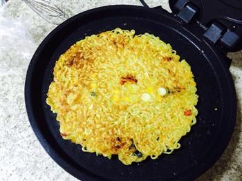 泡面鸡蛋饼怎么做，泡面鸡蛋饼怎么做好吃，泡面鸡蛋饼做法