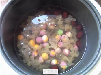 红枣丸子银耳汤怎么做，红枣丸子银耳汤怎么做好吃，红枣丸子银耳汤做法