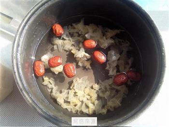 红枣丸子银耳汤怎么做，红枣丸子银耳汤怎么做好吃，红枣丸子银耳汤做法