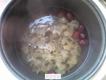 红枣丸子银耳汤怎么做，红枣丸子银耳汤怎么做好吃，红枣丸子银耳汤做法