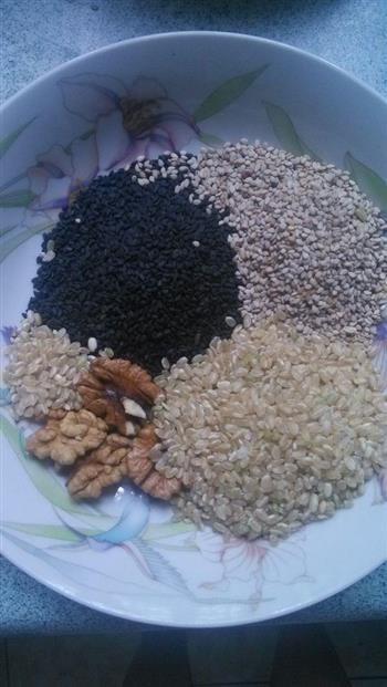 黑芝麻糙米糊怎么做，黑芝麻糙米糊怎么做好吃，黑芝麻糙米糊做法
