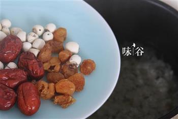 桂圆红枣莲子银耳羹怎么做，桂圆红枣莲子银耳羹怎么做好吃，桂圆红枣莲子银耳羹做法