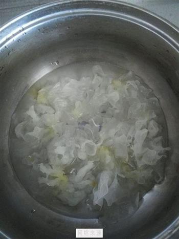 冰糖银耳蒸雪梨怎么做，冰糖银耳蒸雪梨怎么做好吃，冰糖银耳蒸雪梨做法