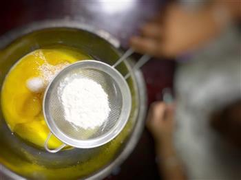 8寸戚风蛋糕怎么做，8寸戚风蛋糕怎么做好吃，8寸戚风蛋糕做法