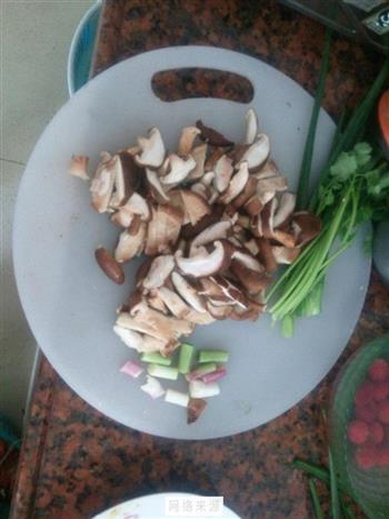 酸菜肉片蘑菇汤怎么做，酸菜肉片蘑菇汤怎么做好吃，酸菜肉片蘑菇汤做法