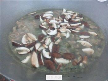 酸菜肉片蘑菇汤怎么做，酸菜肉片蘑菇汤怎么做好吃，酸菜肉片蘑菇汤做法