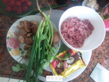 酸菜肉片蘑菇汤怎么做，酸菜肉片蘑菇汤怎么做好吃，酸菜肉片蘑菇汤做法