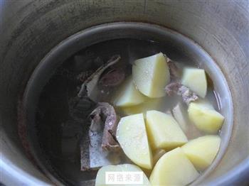 青菜土豆肉骨汤怎么做，青菜土豆肉骨汤怎么做好吃，青菜土豆肉骨汤做法