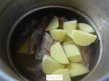 青菜土豆肉骨汤怎么做，青菜土豆肉骨汤怎么做好吃，青菜土豆肉骨汤做法