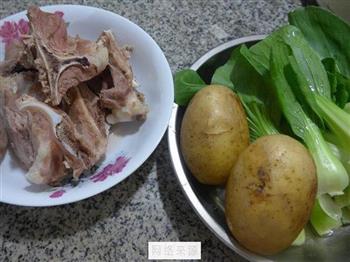 青菜土豆肉骨汤怎么做，青菜土豆肉骨汤怎么做好吃，青菜土豆肉骨汤做法