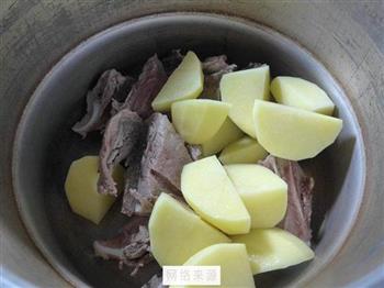青菜土豆肉骨汤怎么做，青菜土豆肉骨汤怎么做好吃，青菜土豆肉骨汤做法