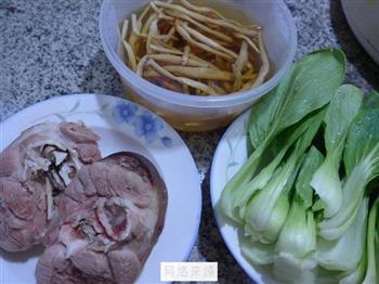 黄花菜青菜小蹄髈汤怎么做，黄花菜青菜小蹄髈汤怎么做好吃，黄花菜青菜小蹄髈汤做法