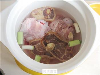 海带火腿棒骨汤怎么做，海带火腿棒骨汤怎么做好吃，海带火腿棒骨汤做法