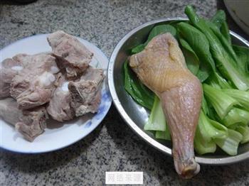 青菜腊鸡腿排骨汤怎么做，青菜腊鸡腿排骨汤怎么做好吃，青菜腊鸡腿排骨汤做法
