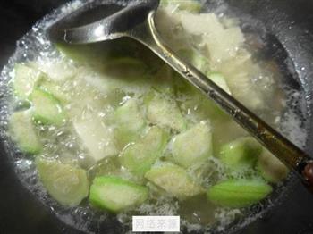 咸瘦肉丝瓜豆腐汤怎么做，咸瘦肉丝瓜豆腐汤怎么做好吃，咸瘦肉丝瓜豆腐汤做法