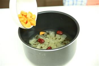 皂角米桃胶木瓜羹怎么做，皂角米桃胶木瓜羹怎么做好吃，皂角米桃胶木瓜羹做法